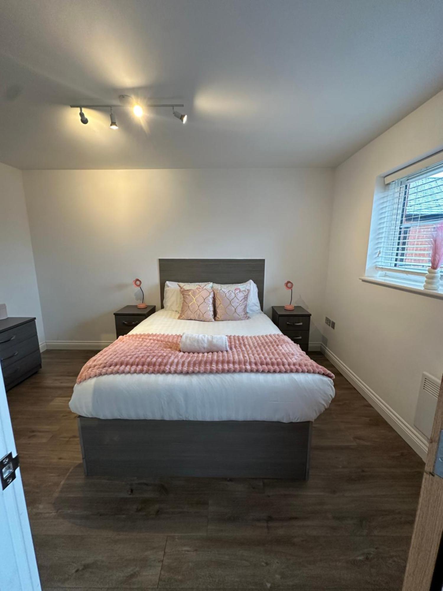3mint Drive 2 Bedrooms With Car Or Park,wifi,netflix No Deposit Required Апартаменты Бирмингем