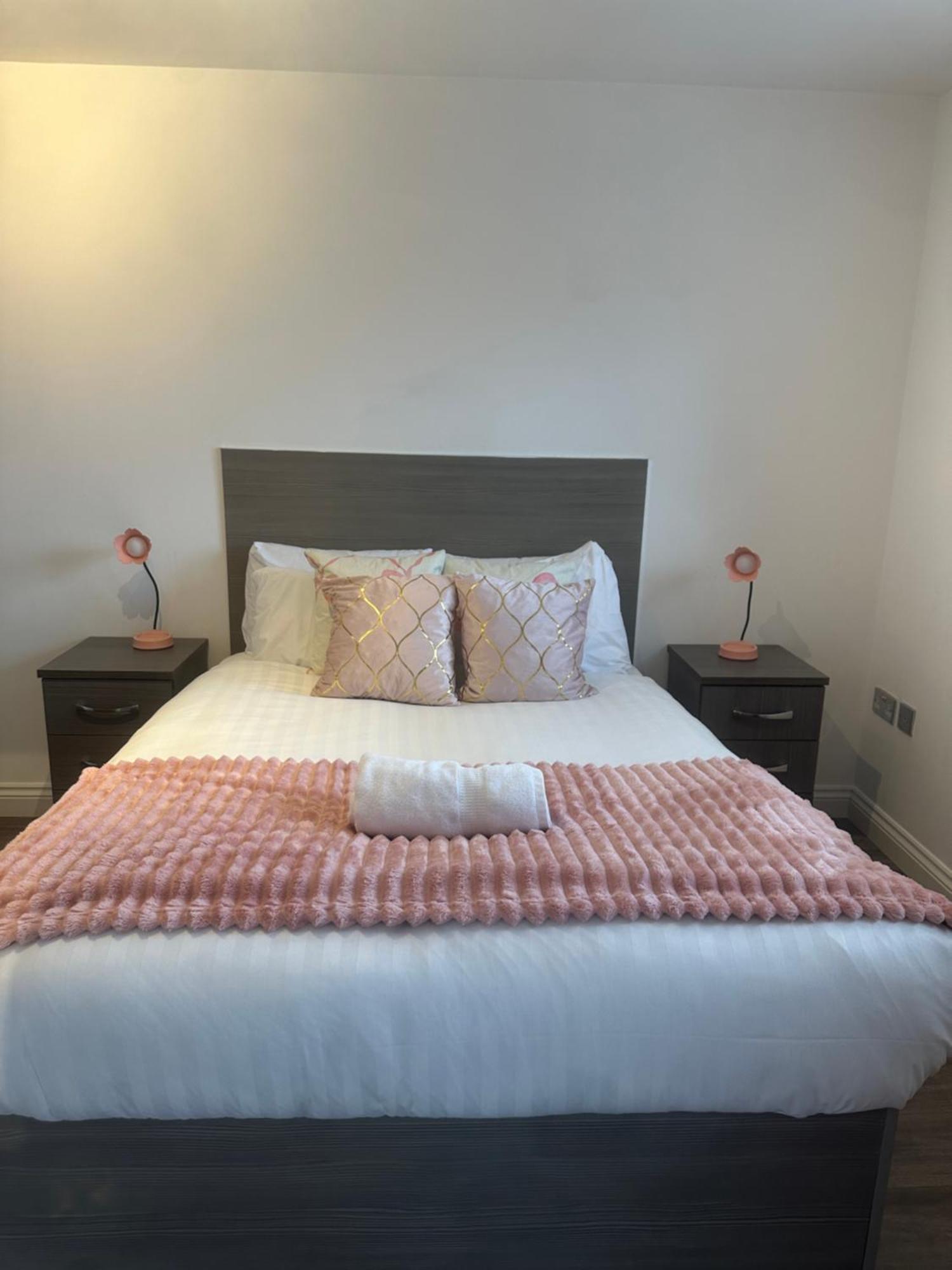 3mint Drive 2 Bedrooms With Car Or Park,wifi,netflix No Deposit Required * Бирмингем